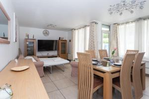 a living room with a table and a dining room at Le Luma - Maison 6 prs - Jardin - Ping-Pong in Noisiel