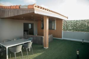 a patio with a table and chairs under a pergola at TERANGA IMMO LUXE in Dakar