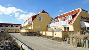 una fila di case sul ciglio di una strada di Unique Holiday Apartment In Old Skagen a Højen