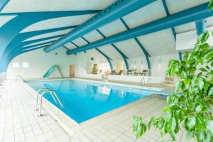 una grande piscina con soffitto blu di Unique Holiday Apartment In Old Skagen a Højen