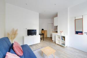 TV a/nebo společenská místnost v ubytování Charmant Studio neuf à 10 minutes de Paris