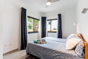 une chambre avec un lit et une fenêtre dans l'établissement Enchanting and centric flat - Puerto de la Cruz, à Puerto de la Cruz