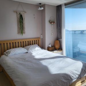 Giường trong phòng chung tại Gwangan salt