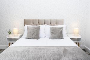 Postel nebo postele na pokoji v ubytování Devon Hot Tub Retreat + 34 fotografií