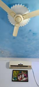 Μια τηλεόραση ή/και κέντρο ψυχαγωγίας στο Paradise guest house