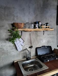 スペタルにあるMiki's Little Houseのキッチン(シンク付)、棚の上にテレビが備わります。