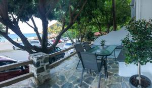 tavolo e sedie con vista sulla spiaggia di Genevieve Sea House - by the sea ....on the beach. a Agii Saranta