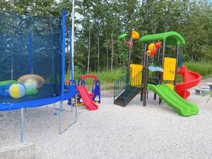 Sân chơi trẻ em tại Casa Brisa house in the mountains 15 minutes from the beach