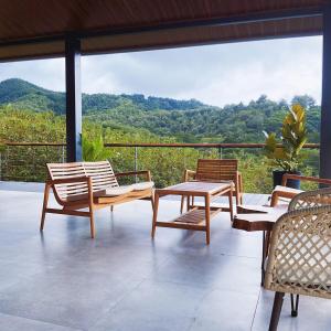 Cảnh núi rừng hoặc tầm nhìn ra núi từ nhà nghỉ dưỡng