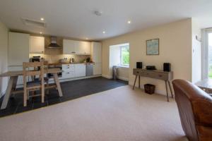 Η κουζίνα ή μικρή κουζίνα στο Sams Cottage with Loch Tay Vistas and Hot Tub