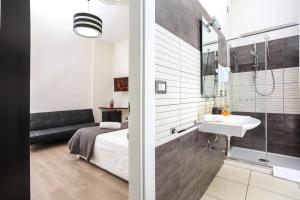 un bagno con lavandino e doccia e un letto di Il Piccolo Principe ad Alghero