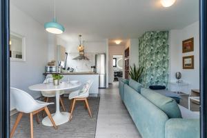 un salon avec un canapé bleu et une table dans l'établissement Modern and comfortable apartment - Center Puerto, à Puerto de la Cruz