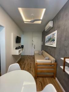 una sala de estar con un sofá y una mesa en Apartamentos em Ipanema, en Río de Janeiro