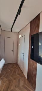 Una televisión o centro de entretenimiento en Penthouse Apartment Belgrade