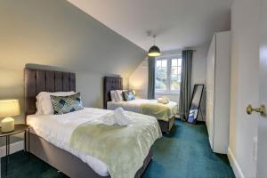 レスターにあるLuxurious 2 bedroom flatのベッド2台と窓のある寝室