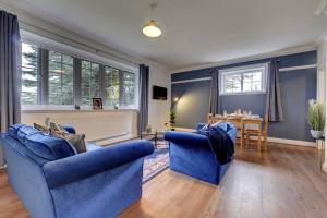 レスターにあるLuxurious 2 bedroom flatのリビングルーム(青い椅子2脚、テーブル付)