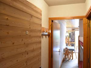 een hal met een houten muur in een huis bij Studio 2/4 pers, Accès Pistes et Piscine, Proche Commerces, Méribel - FR-1-180-297 in Méribel