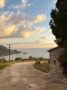 a dirt road with a building on the side at Villa Mara 