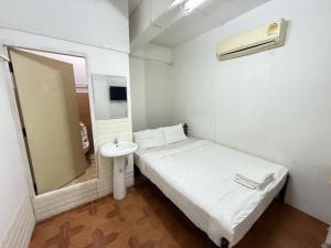 Ένα ή περισσότερα κρεβάτια σε δωμάτιο στο Happyland Guesthouse