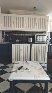 Η κουζίνα ή μικρή κουζίνα στο Appartement dar bouaaza tamaris