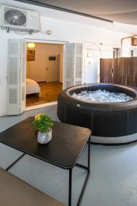 um quarto com uma grande banheira no meio de um quarto em Athens Central Jacuzzi Retreat em Atenas