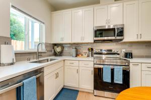 Φωτογραφία από το άλμπουμ του 3 Mi to UC Davis Retreat with Furnished Patio! σε Davis