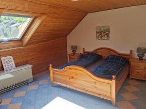a bedroom with two beds and a window at Gästehaus Ritz in Wintrich