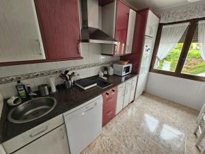 una cocina con fregadero y encimera en Espacio y Comfort en Casalarreina, en Casalarreina