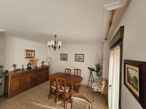 Un comedor con mesa y sillas de madera. en Espacio y Comfort en Casalarreina, en Casalarreina