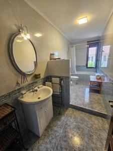 un baño con lavabo y espejo en Espacio y Comfort en Casalarreina, en Casalarreina