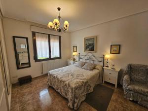 un dormitorio con una cama y una silla en Espacio y Comfort en Casalarreina, en Casalarreina 72 fotos más
