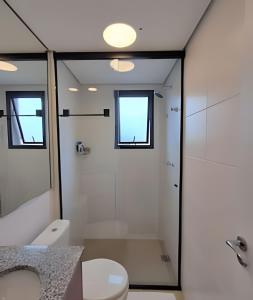 a bathroom with a toilet and a glass shower at Mogi das Cruzes: Perto de Tudo, Conforto Total in Mogi das Cruzes