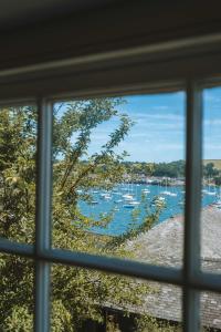 una ventana con vistas al puerto en Merthen House, en Falmouth
