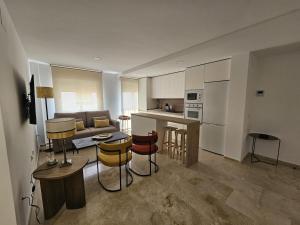 a kitchen and living room with a table and chairs at Apartamento Reyes Católicos in Córdoba