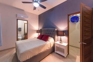 Nise في بويرتو فايارتا: غرفة نوم بها سرير ومروحة سقف +41 صورة