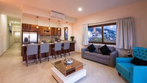 Nise في بويرتو فايارتا: غرفة معيشة مع أريكة زرقاء ومطبخ