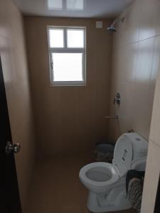 Un baño de Skyview 3 bhk Retreat