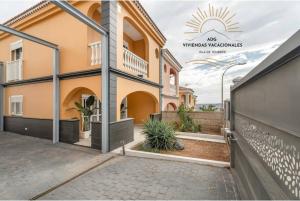 una villa con cancello di fronte a un edificio di Casa Caletillas a Candelaria