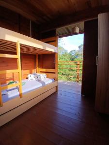 ナヴェガンテスにあるCabanas LA CASITA HOSPEDAGEM FAMILIARのベッドルーム1室(二段ベッド1組、開閉ドア付)