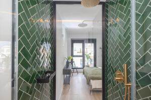 un couloir avec un mur carrelé vert et blanc dans l'établissement 3BR Portview Luxury Penthouse & Terrace, à Las Palmas de Gran Canaria