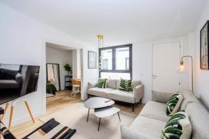 un salon avec un canapé et une télévision dans l'établissement 3BR Portview Luxury Penthouse & Terrace, à Las Palmas de Gran Canaria