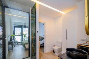 une salle de bain avec un lavabo et des toilettes dans une chambre dans l'établissement 3BR Portview Luxury Penthouse & Terrace, à Las Palmas de Gran Canaria 18 autres photos