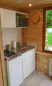 una piccola cucina con lavandino in una cabina di Yourte 4 personnes proche Provins et Disney a Bannost