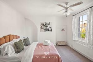 En eller flere senge i et værelse på Monthly Stays - Charming 2BR Cottage - Windsor Castle - Free Parking