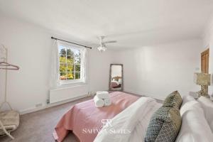 En eller flere senge i et værelse på Monthly Stays - Charming 2BR Cottage - Windsor Castle - Free Parking + 14 billeder