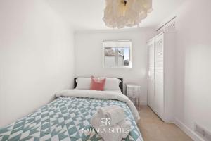 En eller flere senge i et værelse på Monthly Stays - Charming 2BR Cottage - Windsor Castle - Free Parking