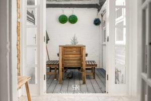 Billede fra billedgalleriet på Monthly Stays - Charming 2BR Cottage - Windsor Castle - Free Parking i Windsor