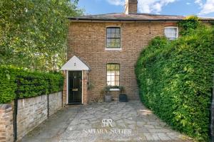 En have udenfor Monthly Stays - Charming 2BR Cottage - Windsor Castle - Free Parking