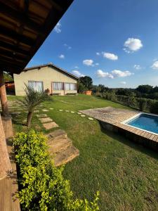 a yard with a swimming pool and a house at Casa em La Palma Hotel Fazenda in Indaiatuba