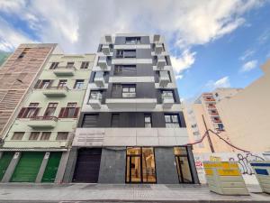 un grand bâtiment dans une rue de la ville dans l'établissement 3BR Portview Luxury Penthouse & Terrace, à Las Palmas de Gran Canaria